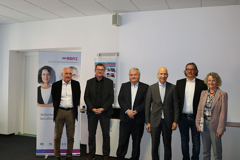 Bundesminister Martin Kocher mit den BBRZ Geschäftsführern und Gästen.